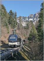 Die Strecke von Les Avants nach Jor f�hrt durch eine sher sch�ne Landschaft die aber f�r die Bahnfotografie nur auf einem kurzen Abschnitt bei Les Avants zug�nglich ist. 
Hier konnte ich den MOB Belle Epoque Zug auf der Fahrt von Zweisimmen nach Montreux fotografieren. An der Spitze verkehrt der MOB Alpina ABe 4/4 9303, am Schluss des Zuges ein weiterer Be 4/4 (Serie 9000) Alpina.
28. Januar 2024