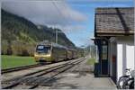 Ein MOB Be 4/4 (Serie 5000)  Lenkerpendel  auf dem Weg von der Lenk nach Zweisimmen verl�sst den kleinen Kreuzungsbahnhof Matten im Simmental. 

22. Oktober 2019