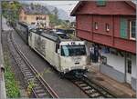 125 Jahre MOB - dazu gestaltete die MOB ihre Ge 4/4 8002 als Jubil�umslok. Die Ge 4/4 8002 ist mit dem GPX 4074 von Montreux nach Interlaken West unterwegs und f�hrt ohne Halt durch den Bahnhof von Chamby. In Zweisimmen wird die Schmalspurlok dann von einer BLS Re 465 abgel�st.

24. Oktober 2026