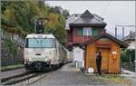 Die MOB Ge 4/4 8002 '125 Jahre MOB' f�hrt mit ihrem GoldenPass Express GEX 4065 auf Gleis 1 durch den Bahnhof von Chamby und die Durchfahrt wird (wie fr�her �blich) vom Chef de Gare �berwacht, auch wenn der Chef de Gare in diesem Fall als unentgeltli ...
