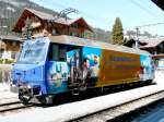 MOB / GOLDEN PASS - E-Lok Ge 4/4 8002 mit Werbung fr die GOLDEN PASS LINIE im Bahnhof von Zweisimmen am 29.03.2008
