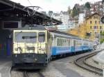 MOB - Vergoldete GDe 4/ 6002   Train du Chocolat   im Bahnhof Montreux vor einem Schnellzug nach Zweisimmen am 08.11.2009