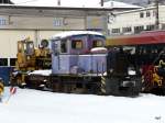 MOB - Diesellok Tm 2/2 Deutz mit Kranwagen vor dem Depot in Chernex am 03.12.2010 .. Bild wurde vom Parkplatz aus gemacht mit viel Tele ....