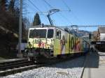 GDe 4/4 6006 mit Schnellzug nach Zweisimmen bei Ausfaht in Gstaad, 02.04.2011.