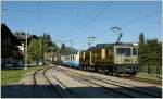 Die MOB GoldenPass Schokoladen GDe 4/4 6003 erreicht am 23. September 2011 mit dem Classic GoldenPass 2127 von Zweisimmen nach Montreux den Bahnhof von Schönried.