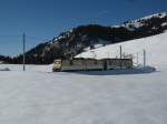 GDe 4/4 6005 im goldenpass-Anstrich und einem neuen Niederflurpanoramawagen als berfhrungszug zwischen Schnried und Gstaad, 12.01.2012.