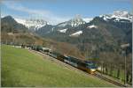 Vor dem Hintergrund des Panoramas auf die Waadtlnder Alpen (u.a. Rochers de Naye und Dent de Jaman) fhrt der MOB Goldenpass Panoramic Express 2128 auf der Fahrt von Montreux nach Zweisimmen am 21. Mrz 2012 durch die Station Sendy-Sollard.