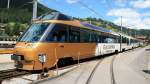 MOB Golden Pass Panoramic VIP mit Steuerwagen Ast 152 im Bahnhof von Zweisimmen. 8 Personen im VIP-Abteil knnen die Aussicht nach Vorne genieen. Der Lokfhrer sitzt in der kleinen Kanzel ber dem VIP-Abteil. (07.08.2012)