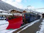 MOB Goldenpass - Schneerumungsdienst mit dem Schneepflug X 12 und den Triebwagen BDe 4/4 3005 und BDe 4/4  3006 im Bahnhof Zweisimmen am 06.12.2012