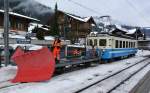 Der Be 4/4 1002 steht mit dem Schneepflug X60 Abfahrbereit in Zweisimmen, 17.12.2012.