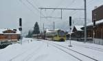 Der Pendelzug mit dem Be 4/4 5002 als Regio 2418 bei Einfahrt in Gstaad, 17.12.2012.