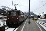 Die Re 4/4 195  Unterseen  und eine ausgefallene Komposition des GoldenPass stehen am 18.12.12 in Zweisimmen.