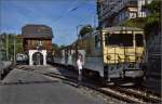 Gepäcktriebwagen GDe 4/4 6005 der Montreux-Oberland-Bahn mit Regionalzug aus Zweisimmen wartet auf die Weiterfahrt nach Montreux. Links des interessanten Empfangsgebäudes von Chamby ist noch der historische MCM-Triebwagen Nr. 6 zu sehen. September 2014.