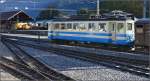 Be 4/4 1003 der Montreux-Oberland-Bahn in Zweisimmen vor einem Güterschuppen, der seinen Namen noch verdient. Dieser Triebwagen wurde 1958 von SWS und BBC geliefert. September 2014.