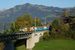 Das erste Bild des Tages ist eigentlich ein Notschuss, weil der vordere Teil der Brücke noch im Schatten lag: GDe 4/4 6006 erreicht am 04.10.2014 mit dem Regionalzug 2213 Gstaad.