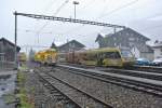 Erster Wintereinbruch diesen Herbst; Rechts steht der Be 4/4 5001 Pendel, links sind Schotterwagen der RhB, Lenk, 22.10.2014.