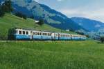 MOB: Morgendlicher Regionalzug Zweisimmen-Montreux mit dem ABDe 8/8 4001  SCHWEIZ  zwischen Saanen und Flendruz unterwegs im August 1995, wo die alten Holzmasten lange Zeit überlebten .
Foto: Walter Ruetsch