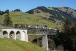 Mit dem GoldenPass Classic überquert die GDe 4/4 6003 am 31.10.2015 den Viadukt bei Flendruz.