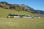 Der GoldenPass Panoramic mit dem führenden Ast 152 fährt am 31.10.2015 von Rougemont Richtung Flendruz.