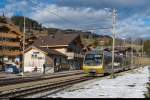 Nein, das Bild ist nicht schief - die Holzmasten sind es!<br>
In Schönried angekommen, war die Sonne nach kurzer Zeit wieder da. Gerade rechtzeitig, um den 5000er-Triebwagen im schönen Bahnhof abzulichten. 24.12.15