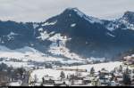 Ein GoldenPass Panoramic mit Ge 4/4 erreicht am 30. Januar 2016 Château d'Oex.