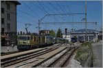 Leider ungeschickt im Licht, zeigen sich die verschiedenen Panoramic-Wagen Farbgebungen sehr schlecht; die GDe 4/4  Train du Chocolat  erreicht mit dem GoldenPass Panoramic 2124 Chernex.