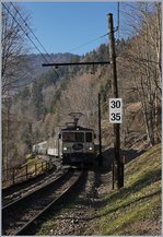 So schön die alten Holzmasten auch sind, zum Ausrichten sind sie gänzlich ungeeignet.
Die MOB GDe 4/4 6001 Vevey mit dem  Musée Château d'Oex  Livrée ereicht mit ihrem MOB Belle Epoque Zug in wenigen Minuten Les Avants.
28. Dez. 2016