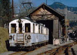 MOB: Der langjährige Rangiertriebwagen BFe 4/4 16 aus dem Jahre 1905 vor dem alten Lokschuppen in Château-d'Oex im März 1982.