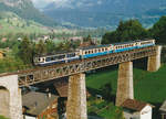 MOB: Regionalzug mit Triebfahrzeugen an beiden Enden, BDe 4/4 3004 und Be 4/4 1002 ex BA, auf dem Viadukt bei Gstaad im August 1985.