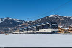 MOB ALPINA ABe 8/8 9002 als Regio 2224 am 13. Februar 2017 bei der Einfahrt in den Bahnhof Gstaad. Etwas unpassend wirkt der eingereihte alte Wagen noch in goldener Farbgebung.