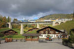 MOB Goldenpass Panoramic mit GDe 4/4 auf der Brücke in Gstaad.