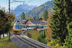MOB Goldenpass Panoramic mit Ge 4/4 in Zugsmitte hat soeben den Bahnhof Gstaad verlassen und fährt nun in Richtung Zweisimmen, 19.