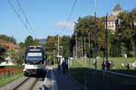 Transports Montreux-Vevey-Riviera/MVR
Obschon ich mich als langjähriger Freund der alten CEV für die neuen  MVR-SURF noch immer nicht richtig begeistern kann, habe ich mich am Stefanstag den 26. Dezember 2018 entschieden, zu Ehren von Stefan Wohlfahrt bei Bahnbilder.de erstmals drei Aufnahmen der neuen Triebzüge einzustellen.
Regionalzug mit ABeh 2/6 7503 bei Château-de-Blonay auf der Fahrt nach Vevey am 8. September 2018.
Foto: Walter Ruetsch