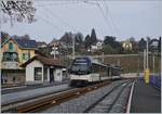 Der CEV MVR SURF GTW ABeh 2/6 7503  Blonay-Chamby  beim Halt im vollständig neu gestalteten Bahnhof St-Légier Gare.