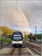 Der CEV MVR ABeh 2/6 7502 wartet in Blonay auf einen neuen Einsatz, während im Hintergrund ein wunderschöner Regenbogen den Himmel ziehrt.