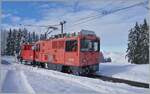 Es hat geschneit und da musst wie üblich die HGem 2/2 2501 mit der zur Schneeräumung auf den Les Pléiades ausrücken. Das Bild die HGem 2/2 2501 nach getaner Arbeit beim Verlassen der Gipfelstation Les Pléiades in Richtung Blonay.
Zwischen der Lok und den Tannen am rechten Bildrand kann man gerade noch einen Blick auf des vernebelte Mittelland bekommen, wobei Nebel sich in der Folge auch in den Bergen ausbreitete.  

29. Januar 2026