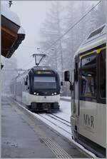 Bei nebligem Winterwetter steht der CEV MVR ABeh 2/6 7508 in Les Pleiades , und davor wendet ein weiterer ABeh 2/6. 

29. Januar 2026