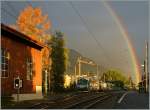 Whrend der  Train des Etoiles  sich ausruht, ziert ein Regenbogen den Himmel ber Blonay.