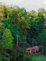 Gepcktriebwagen BDeh 2/4 Nr. 74 mit Steuerwagen Bt 221 der MVR (Transports Montreux–Vevey–Riviera) ex CEV (Chemins de fer lectriques Veveysans) fhrt am 26.05.2012 von Gilamont nach Vevey hinab. Blick aus unserem Hotelfenster.