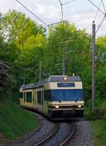 Der Be 2/6 - 7001 (Stadler Elektrischer Niederflur-Doppelgelenk-Leichttriebwagen Typ GTW 2/6) der MVR (Transports Montreux–Vevey–Riviera) ex CEV (Chemins de fer lectriques Veveysans) schlngelt sich von Vevey nach Blonay hinauf, hier am 27.05.2012 kurz vor dem Haltepunkt Gilamont. 
Die Meterspurige 900 V Gleichstrom-Strecken Vevey–Blonay, hat eine Steigung bis zu 45 promile.