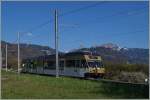 Der CEV GTW Be 2/6  Blonay  als Regionalzug 1340 Blonay - Vevey bei der Ankunft in Château d'Hauteville (Kilometer 3). Im Hintergrund ist der Dent de Jaman und der Rochers de Nayes zu sehen. 
9. April 2014