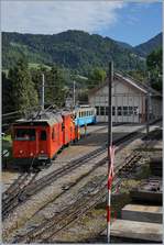 125 Jahre Glion Rochers de Naye - Auch der Hem 2/2 N° 11 mit der X-Rot 4 bringt sich beim Depot in Glion in Stellung und dann bei der Fahrzeugparde den würdigen, modernen High- Tech