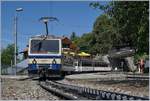 Der Rochers de Naye Bhe 4/8 301  Montreux  und der Bhe 4/8 305 warten in Glion auf die Weiterfahrt nach Montreux. Das Bild entstand auf dem Verbindungsweg zum Bahnübergang.
2. Aug. 2017