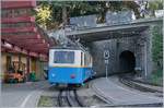 Gutes Wetter und der Rochers de Naye Lauf bescherten der Rochers de Naye Bahn sehr viele Fahrgäste (und Gepäck), so dass fast das gesamte Rollmaterial im Einsatz stand. 
Der mit den freiwilligen Helfern kurz vor unserem Zug 3355 in Montreux abgefahrene Bhe 2/4 207 holten wir bereits in Glion ein, so dass es hier für ein erstes Bild reichte.
1. Juli 2018