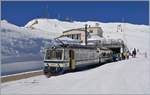 Der Bhe 4/8 301 MONTREUX ist auf dem Rochers des Naye angekommen und nachdem  alle ausgestiegen sind, steigen jene, die wieder runter wollen ein und diese bequem auf der dem Bahnsteig abgewandten Stein auf einem  Schnee-Perron .
24. März 2018