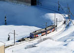 Zahnrad-Triebzug Bhe 4/8 mit Vorstellwagen fährt in die Bergstation Rochers de Naye (1970 müM) ein. Rochers de Naye, 12.11.2019