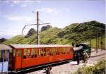 Dampflok MGN1 mit Belle-Epoque-Wagen der Montreux-Glion-Caux-Rochers de Naye-Bahn (800mm Zahnradbahn)  Bergstation Rochers de Naye 2041m, im August 2004.