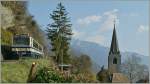 Noch ein Kirchenbild: Hier  Le Temple  von les Planches (Montreux) mit einem 
bergwärts fahrenden Rochers de Naye Zug am 26. März 2012.