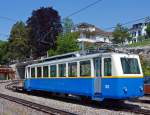 Elektrischer Zahnradtriebwagen Bhe 2/4 203 (ex BChe 2/4) der Transports Montreux-Vevey-Riviera (MVR), ex Montreux–Territet–Glion–Rochers-de-Naye-Bahn (MTGN), ex Glion–Rochers-de-Naye-Bahn, am 26.05.2012 abgestellt im Bahnhof Glion. 

Der Triebwagen wurde 1938 von der Schweizerische Lokomotiv- und Maschinenfabrik (SLM) in Winterthur  unter der Fabriknummer 3682 für die Glion–Rochers-de-Naye-Bahn gebaut, der elektrische Teil ist von BBC.

Die Bhe 2/4 sind einteilige elektrische Zahnradtriebwagen der Transports Montreux–Vevey–Riviera (MVR), ex Montreux–Territet–Glion–Rochers-de-Naye-Bahn (MTGN), davor Glion–Rochers-de-Naye-Bahn. Für die damalige GN wurden insgesamt 8 Stück gebaut. 

Fünf Triebwagen Bhe 2/4 201 bis 205 wurden 1938 von SLM unter den Fabriknummern 3680 bis 3684 gebaut. Der Triebwagen 201 ist außer Betrieb, die Triebwagen 202 und 205 wurden 2007 abgebrochen. Der Bhe 2/4 206  wurde 1947 von SLM unter der Fabriknummer 3939 gebaut und bereits im Jahr 2000 abgebrochen. Der Bhe 2/4 207  wurde 1949 von SLM unter der Fabriknummer 3976 gebaut. Der letzte, der Bhe 208 wurde 1966 von SLM unter der Fabriknummer 4521 gebaut, auch dieser wurde 2007 abgebrochen. Die elektrische Ausrüstung der Triebwagen war jeweils von BBC.

Ursprünglich waren die (eigentlich kleinen) Zahnrad-Triebwagen jeweils in zwei Wagenklassen unterteil, so wurden die Bhe 2/4 Nummer 201 bis 207 als BChe 2/4 (2./3. Klasse Fahrzeug) abgeliefert. Der 1966 gebaute Bhe 2/4 2008 (eine 3.Klasse gab es nicht mehr) hingegen wurde als ABhe 2/4 (1./2. Klasse Fahrzeug) abgeliefert.

TECHNISCHE DATEN:
Spurweite:  800 m 
Achsfolge:  2'z 2'z
Zahnstangensystem:  Abt
Länge über Puffer:  15.050 mm
Eigengewicht:  15.5 t
Höchstgeschwindigkeit: 18 km/h
Leistung: 150 kW
Fahrleitungsspannung:  850 V DC (Gleichstrom)
Max Steigung:  220 ‰

Geschichte der Bahn (Vorgängergesellschaften):
Die ehemalige Montreux-Territet-Glion-Rochers-de-Naye-Bahn (MTGN) betrieb die Zahnradbahn von Montreux über Glion auf den Rochers de Naye sowie die Standseilbahn von Territet nach Glion. Das Unternehmen entstand 1992 aus der Fusion der Standseilbahn Territet–Glion (TG) und Montreux-Glion-Rochers-de-Naye-Bahn (MGN). Die Montreux-Glion-Rochers-de-Naye-Bahn wiederum entstand 1987 aus der Fusion der Montreux-Glion-Bahn (MGl) mit der Glion-Rochers-de-Naye-Bahn (GN).

Die Glion–Rochers-de-Naye-Bahn erbaute 1892 eine Zahnradbahn von Glion hinauf zum Rochers de Naye. Diese begann in Glion, dem Endpunkt der Standseilbahn von Territet. Die Strecke verfügt über eine Spurweite von 800 Millimetern und ist mit dem Zahnradsystem Abt ausgestattet. Bei einer Streckenlänge von 7,7 Kilometern wird ein Höhenunterschied von knapp 1.300 Metern überwunden. Um eine bessere Anbindung der Glion-Rochers-de-Naye-Bahn an Montreux zu erreichen, wurde mit der Montreux-Glion-Bahn eine 2,8 Kilometer lange Zahnradbahn von Montreux nach Glion errichtet, die 1909 eröffnet wurde. Sie ist nach denselben Normalien gebaut wie die Glion-Rochers-de-Naye-Bahn, was durchgehende Züge von Montreux bis auf den Gipfel ermöglicht. Weil die damalige Jura-Simplon-Bahn (JS) im Bahnhof Montreux der Montreux-Glion-Bahn keinen Platz bereitstellen wollte, kaufte die Gesellschaft ein Hotel unmittelbar beim Bahnhof, um es abzureißen und mit einem separaten Bahnhof für die Zahnradbahn wieder aufzubauen.

Die Montreux–Glion-Bahn wurde von Anfang an elektrisch betrieben. In Glion übergaben die elektrischen Zahnradlokomotiven HGe 2/2 der MGl die Vorstellwagen den Dampflokomotiven der Glion-Rochers-de-Naye-Bahn. Seit der Elektrifikation der Glion-Rochers-de-Naye-Bahn im Jahr 1938 gehörte dies der Vergangenheit an. 1938 wurden ersten fünf BChe 2/4 beschafft und diese konnten nun von Montreux bis fast zum Gipfel fahren.
