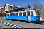 Der eigentliche Grund für meinen Ausflug auf den Rochers de Naye waren die Bhe 2/4. Von diesen einst 8 Triebwagen sind heute noch 3 vorhanden, die Nr. 203 und 204 aus der ersten Serie von 1938 und die 207 von 1949. Meistens sind die Triebwagen abgestellt in Glion (Bahnhof und Depot) oder Montreux. TW 203 besitzt eine Halterung, wo die Enteisungsvorrichtung für die Fahrleitung montiert werden kann.
Im Einsatz mit Passagieren sind die Bhe 2/4 nur noch selten. Unter der Woche besteht jedoch die Chance, einen der formschönen Triebwagen auf den ausser Takt fahrenden Schülerzügen 3389 und 3390 am Mittag, sowie 3393 Nachmittags anzutreffen. Auf ebendiesem Zug 3389 befindet sich der Bhe 2/4 204 am 6. März 2015 bei seinem Halt in Caux, während der Wagenführer am Stationstelefon die Erlaubnis für die kurze Fahrt nach Haut-de-Caux und zurück einholt.